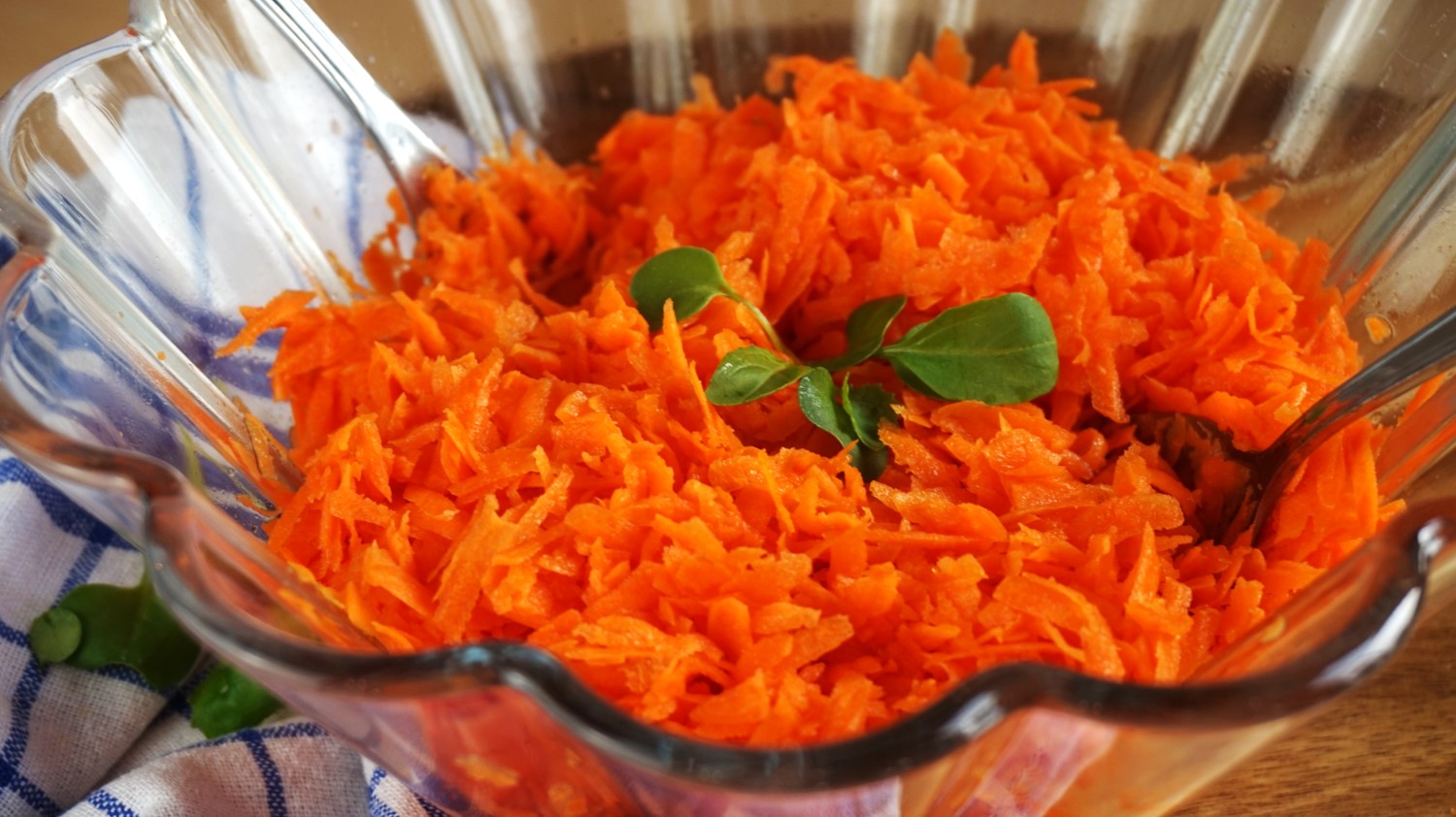 Karottensalat - Vanys Küche - Rezeptideen mit Videoanleitung