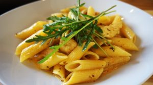 Read more about the article Pasta mit Hähnchenbrust in Honig-Senf-Soße