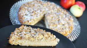 Read more about the article Apfelmuskuchen mit Nuss-Streusel