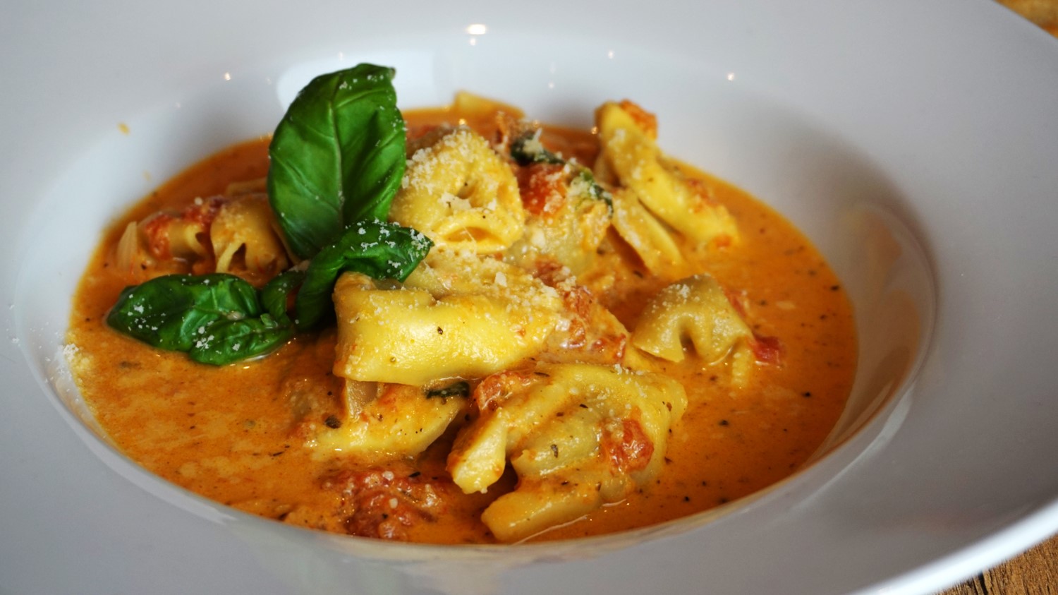mediterrane Tortellinisuppe - Vanys Küche - Rezeptideen mit Videoanleitung
