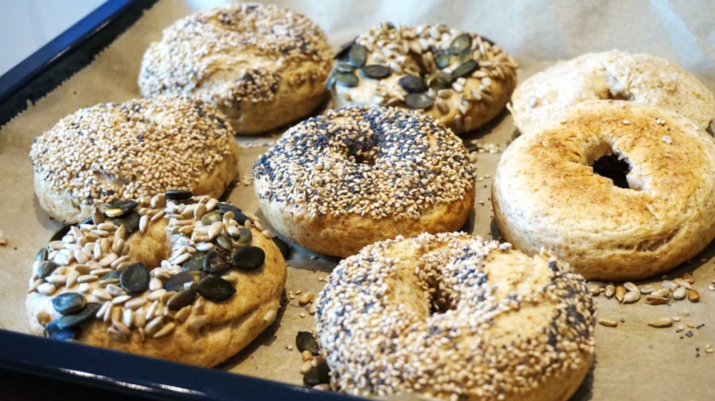 Haferflockenbrötchen ruck-zuck (ohne Mehl und Gehzeit) - Vanys Küche ...