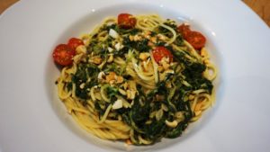 Read more about the article Erdnuss-Pasta mit Spinat (vegan)