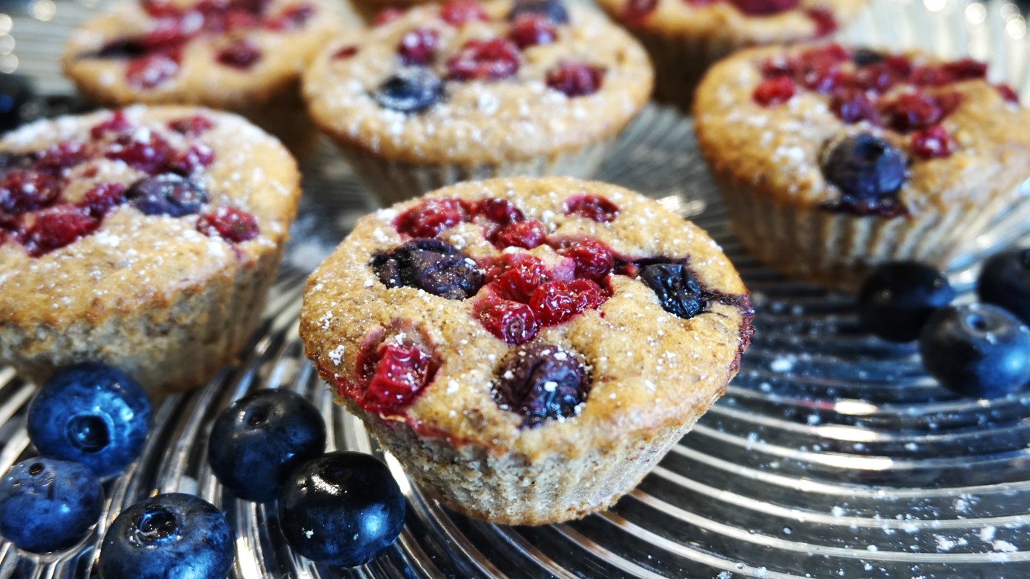 Bananen-Muffins mit Datteln und Beeren - Vanys Küche - Rezeptideen mit ...