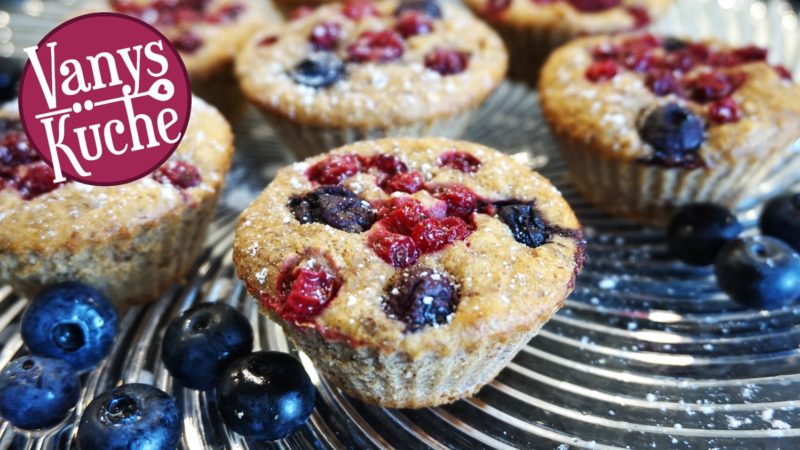 Bananen-Muffins mit Datteln und Beeren - Vanys Küche - Rezeptideen mit ...