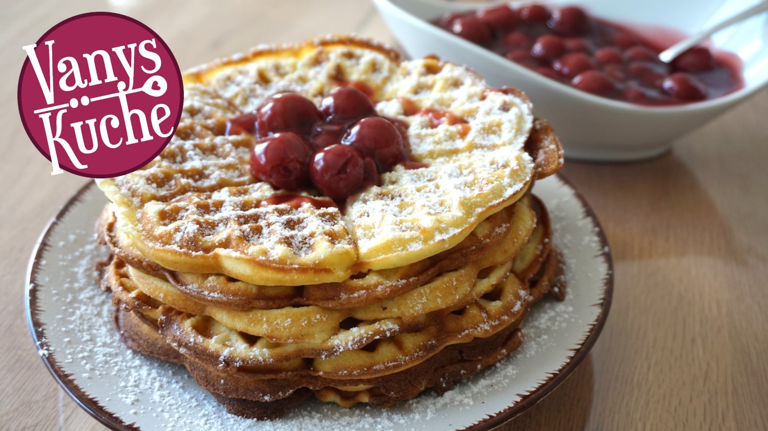 Waffeln mit heißen Kirschen - Vanys Küche - Rezeptideen mit Videoanleitung