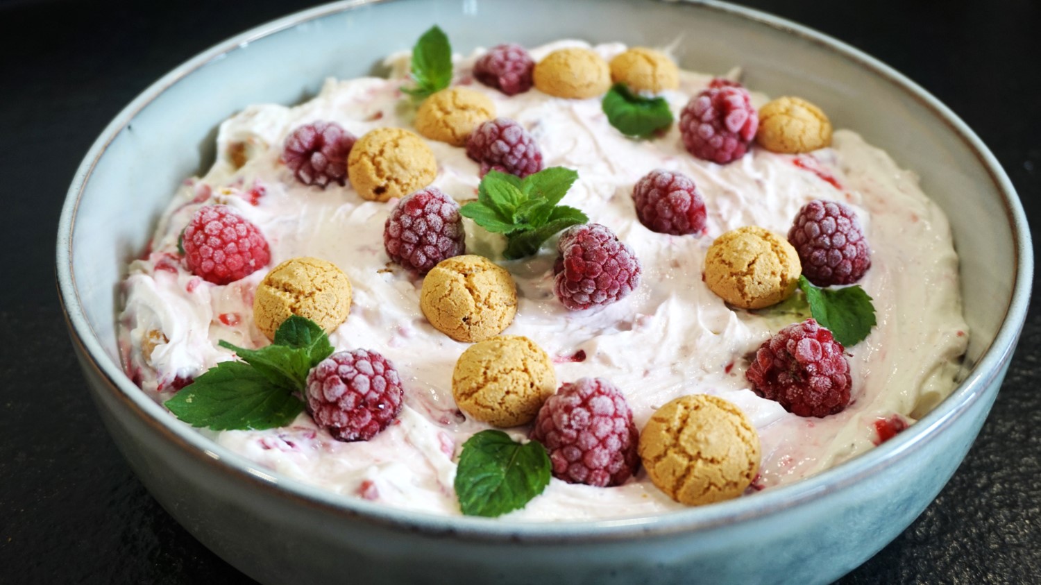 Himbeercreme mit Amarettini - Vanys Küche - Rezeptideen mit Videoanleitung