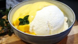 Mehr über den Artikel erfahren Joghurtbombe mit Mango-Kokos-Soße (vegan)