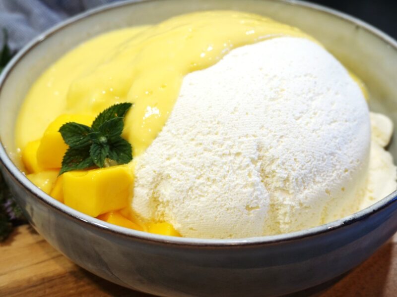 Joghurtbombe mit Mango-Kokos-Soße (vegan)