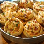 Zwiebelkuchen-Blätterteigschnecken