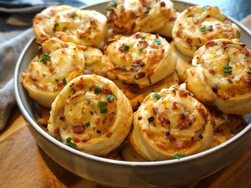 Zwiebelkuchen-Blätterteigschnecken