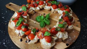 Mehr über den Artikel erfahren Adventskranz aus Tomate-Mozzarella