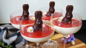 Mehr über den Artikel erfahren Panna Cotta mit Erdbeersoße