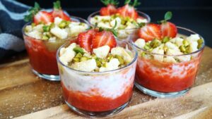 Mehr über den Artikel erfahren Erdbeer-Rhabarber-Dessert