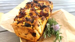 Mehr über den Artikel erfahren Tomaten-Feta-Faltenbrot