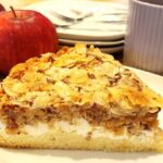 Apfel-Käsekuchen mit Mandelhaube