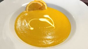 Mehr über den Artikel erfahren Kürbis-Orangen-Suppe
